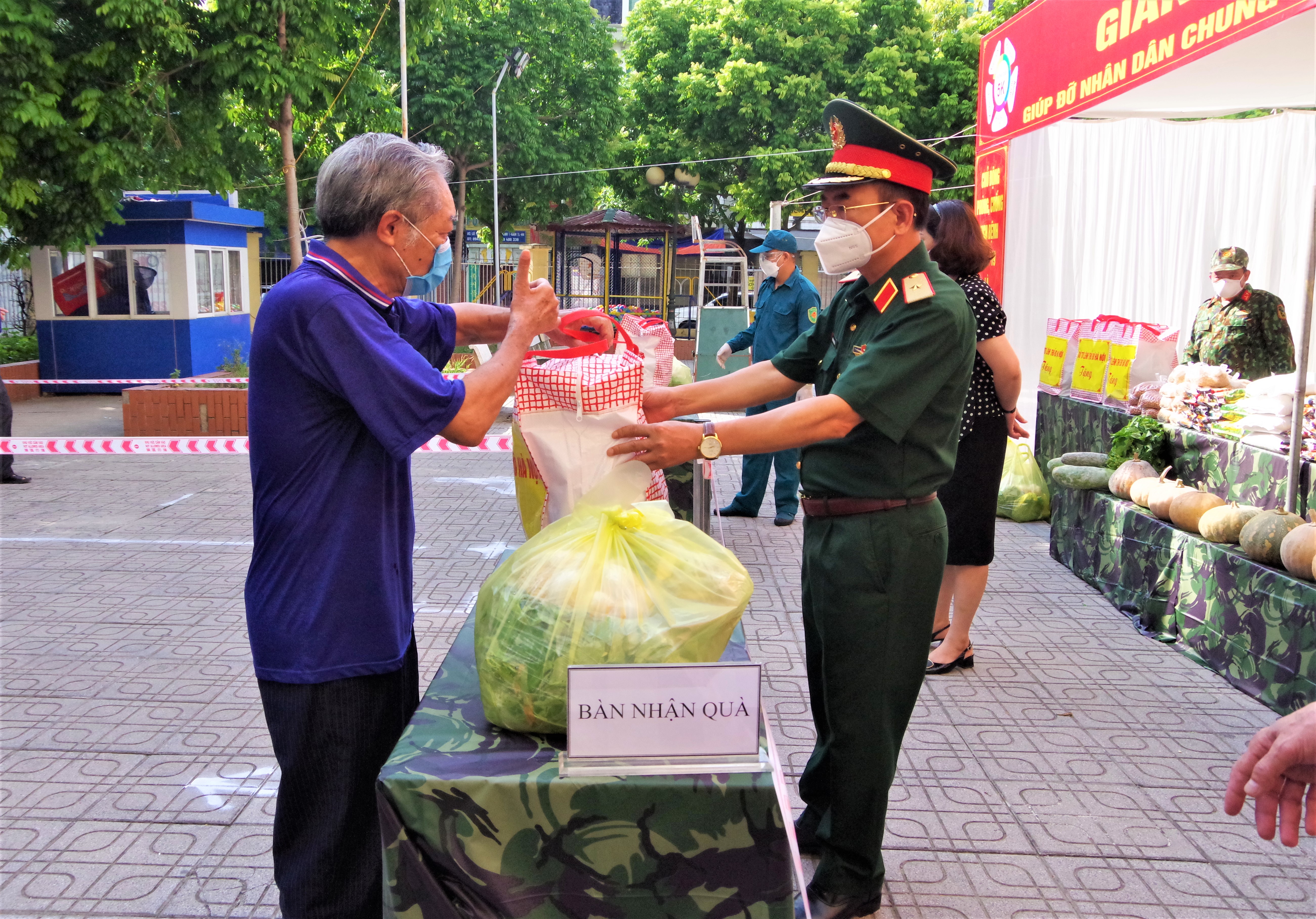 Bộ tư lệnh Thủ đô Hà Nội chia sẻ khó khăn với nhân dân trong đại dịch
